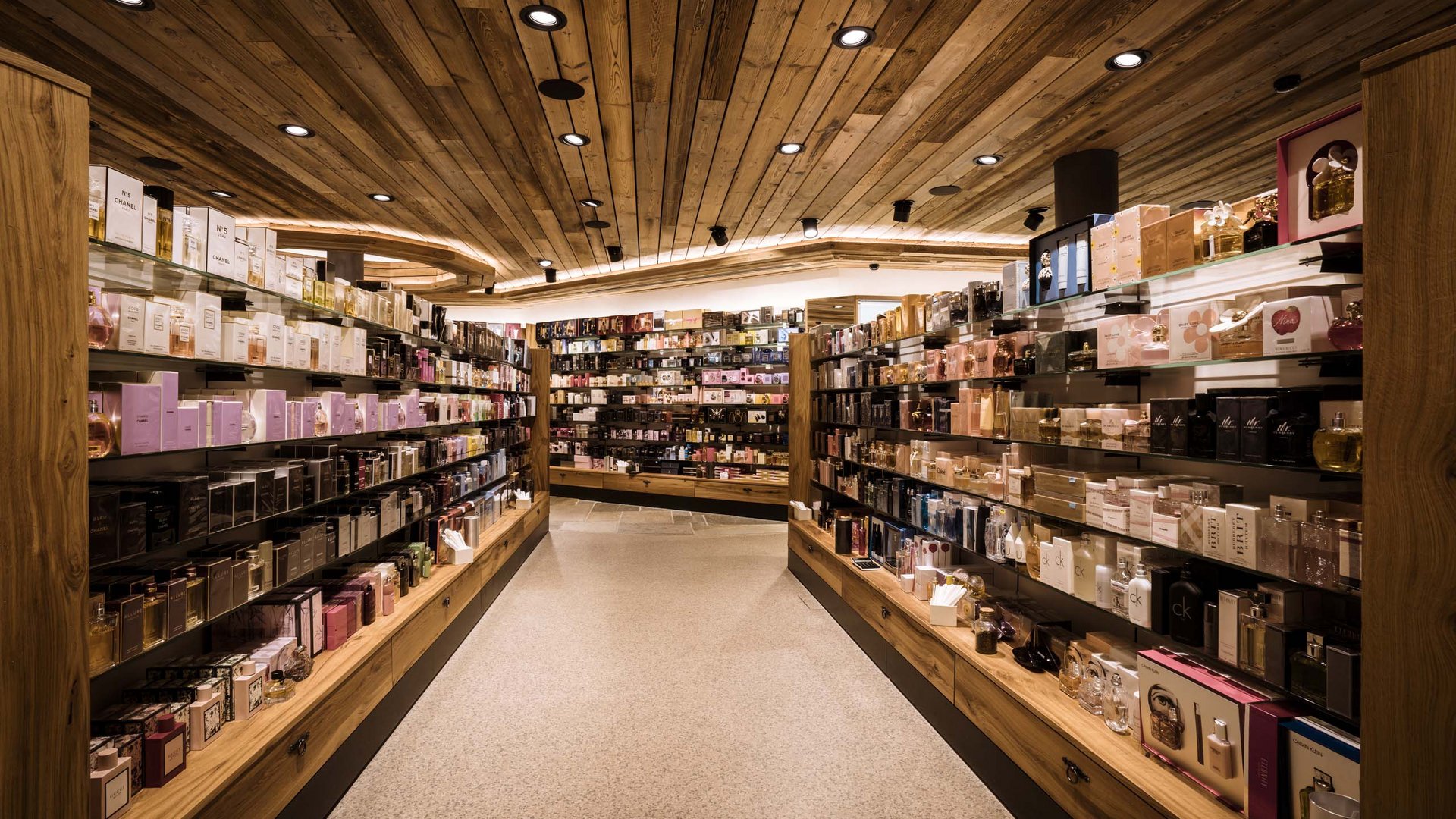 Zollfrei Einkaufen in Samnaun im Duty-Free-Paradies Zollfrei Einkaufen in Samnaun im Duty-Free-Paradies