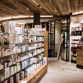 Shopping in Samnaun: welcome to Schmuggler-Alm! Shopping in Samnaun: welcome to Schmuggler-Alm!