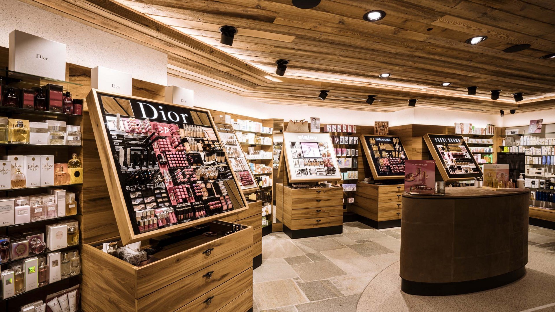 Shopping in Samnaun: welcome to Schmuggler-Alm! Shopping in Samnaun: welcome to Schmuggler-Alm!