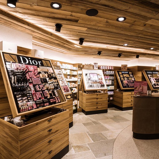 Shopping in Samnaun: welcome to Schmuggler-Alm! Shopping in Samnaun: welcome to Schmuggler-Alm!