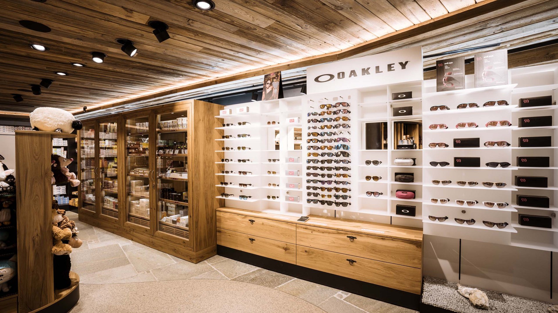 Zollfrei Einkaufen in Samnaun im Duty-Free-Paradies Zollfrei Einkaufen in Samnaun im Duty-Free-Paradies