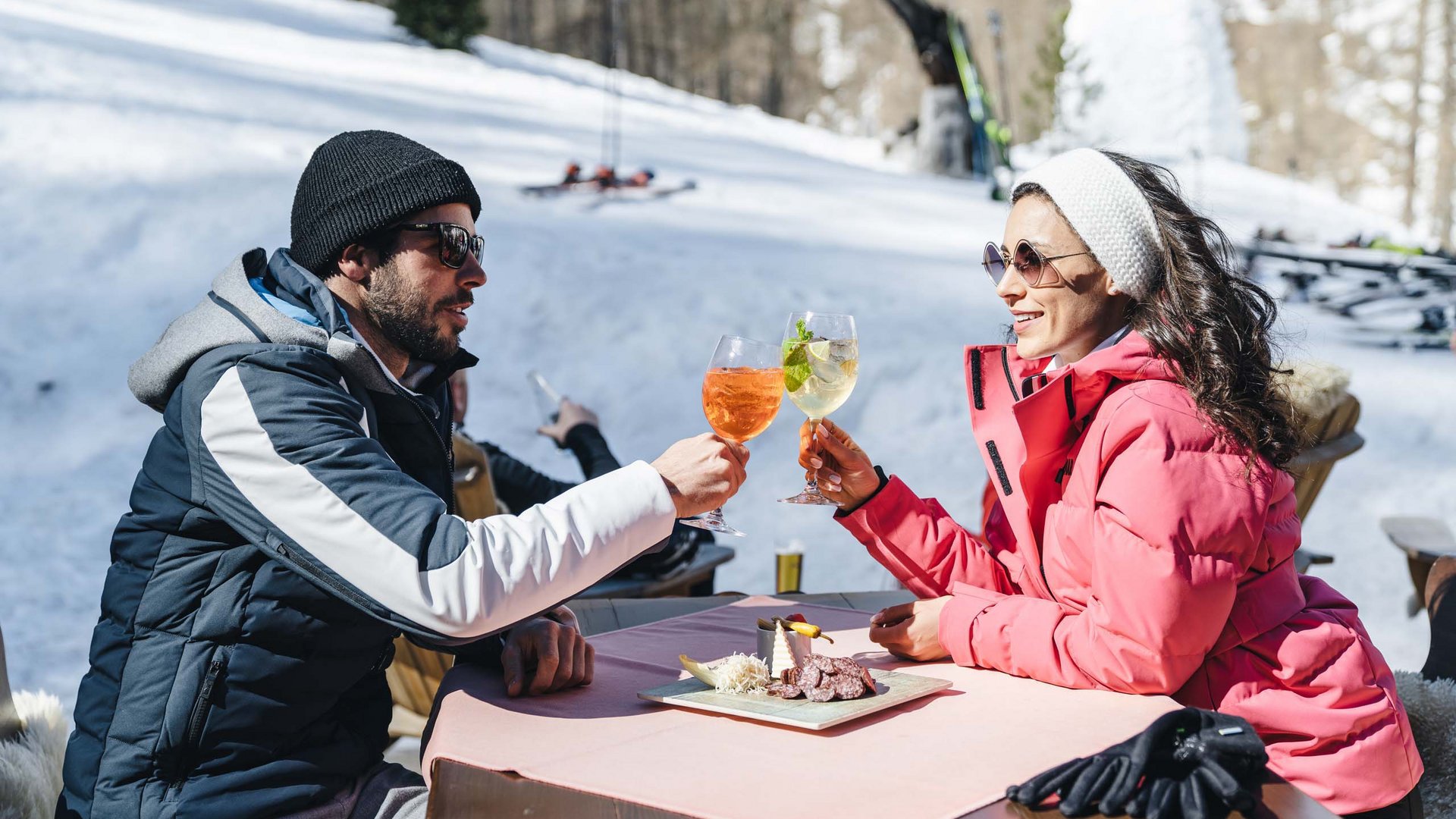 Schmuggler-Alm in Samnaun: Bar, Restaurant & mehr Schmuggler-Alm in Samnaun: Bar, Restaurant & mehr